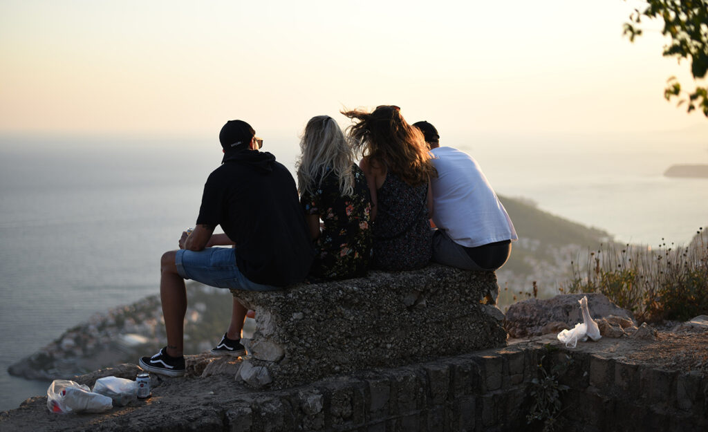 How to Coexist Peacefully With the Extrovert in Your Friend Group
